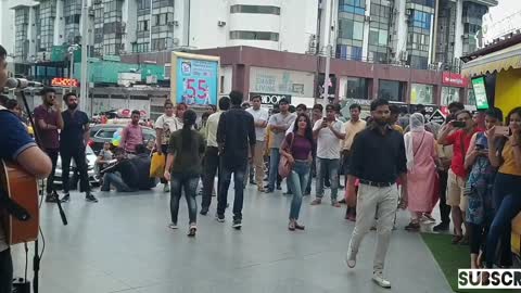 Indian boy singing "Gulabi Aankhein" on streets of Jaipur!!