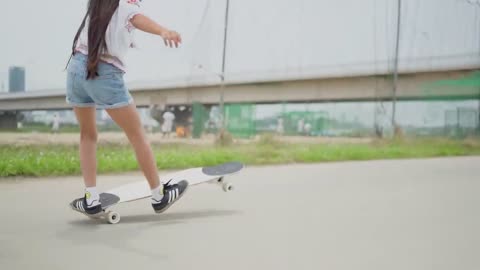 Sofia has a brand-new deck! (Freestyle Longboard Dancing)