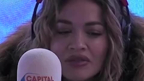 Rita Ora befasohet në radion britanike, moderatori është shqiptar!