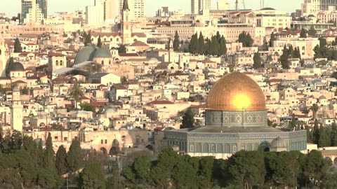 Crowds arrive at Jerusalem's Holy Sepulchre for Holy Fire