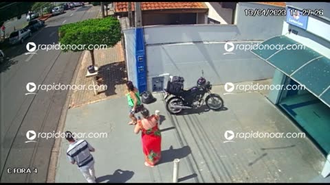 Vídeo mostra momento em que dupla bate em ônibus durante fuga em Limeira