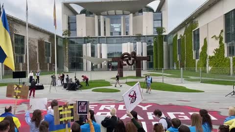 A rally against energy trade with Russia took place in front of the German Chancellor's residence