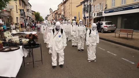 Les Masques BLancs Lyon Ecole des Larmes Marché de Belleville 17 juillet