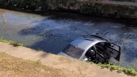 Motorista passa mal e cai dentro de ribeirão em Poços de Caldas.