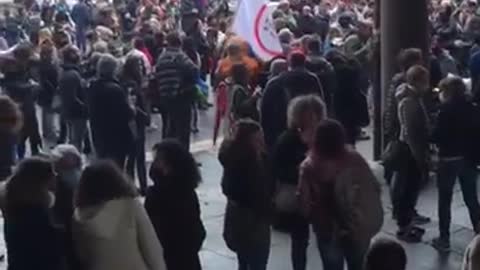 BRAVI!!! Ravenna ora, centinaia di cittadini in piazza del Popolo.