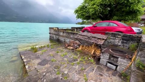 Le village suisse magique d'Oberried après une pluie fraîche d'été Suisse 4K