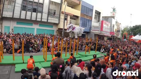 The lion dance performs on a poles