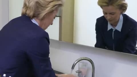 Ursula von der Leyen wäscht sich die Hände im Kampf gegen #COVID19