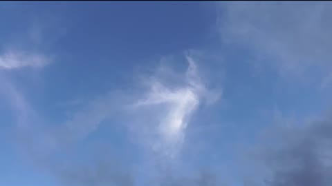 Cielo azul con nubes blancas después de la tormenta