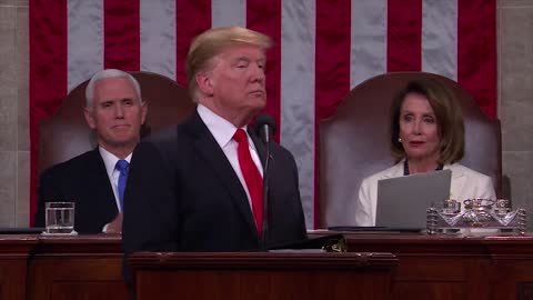 Nanci Pelosi plješće Trumpu