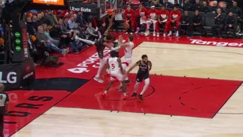 NBA - Wemby alley-oop slam on the fast break 😲 Raptors-Spurs