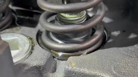 Teaching video of valve oil seal replacement, is it completely correct?