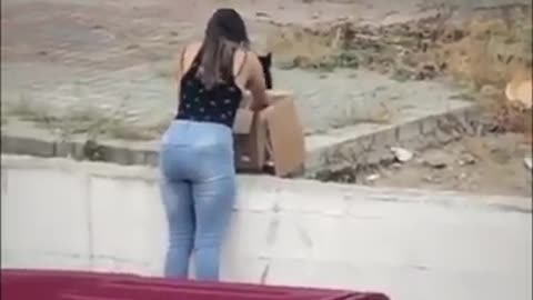 Difunden el video del momento exacto en que dos mujeres abandonan a estas criaturas en una caja