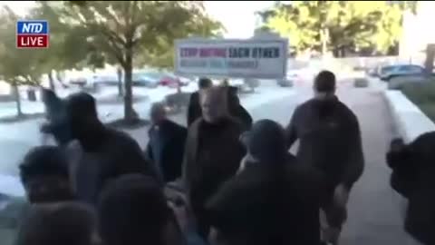 Steve Bannon arrives at DC courthouse ahead of sentencing