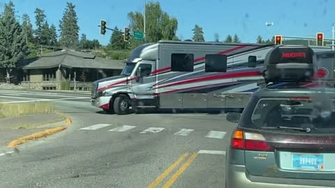 Huge RV Tows Huge Boat Around Tight Turn