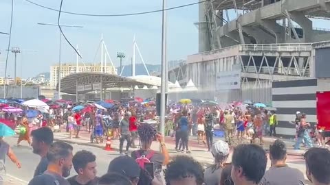 Bombeiros usam jato de água para refrescar o público antes do 2° dia de show de Taylor Swift