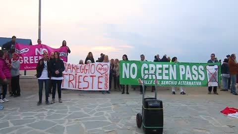 2021-10-30/12 - Corteo No Green Pass a Viareggio. Interventi di Fabiana e Paola Massoni