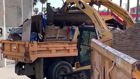 RATS,TRASH,NEEDLES AND FECES CITY CLEANS UP HOMELESS ENCAMPMENT IN VENICE BEACH