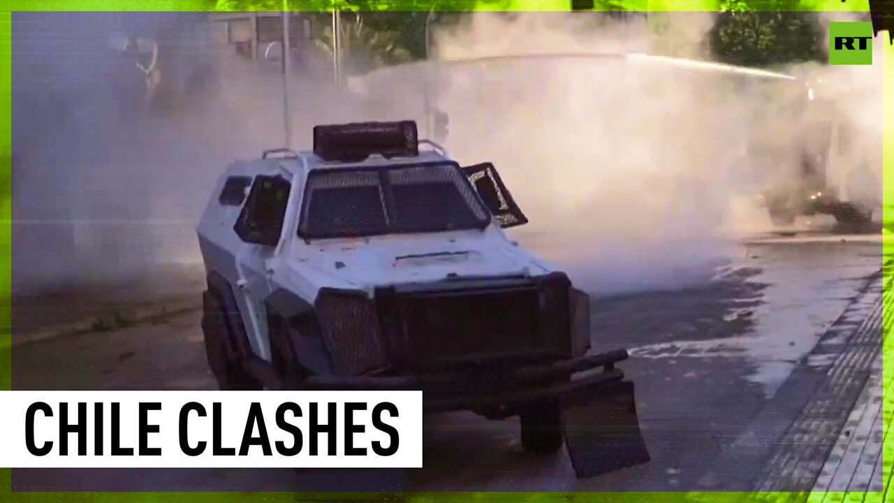 Tear gas & water cannons: Protesters clash with police in Santiago