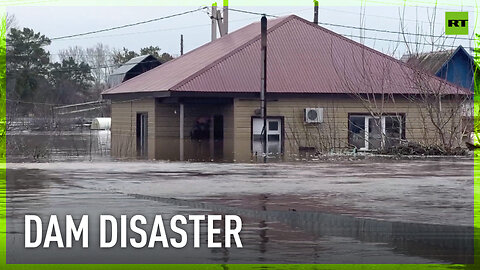 RT producer wades through waist-level waters in inundated Orenburg Region