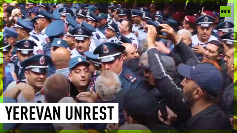 Protesters besiege Armenian Foreign Ministry building