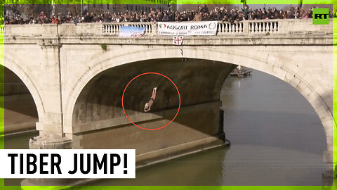 Brave divers plunge into River Tiber on New Year’s Day