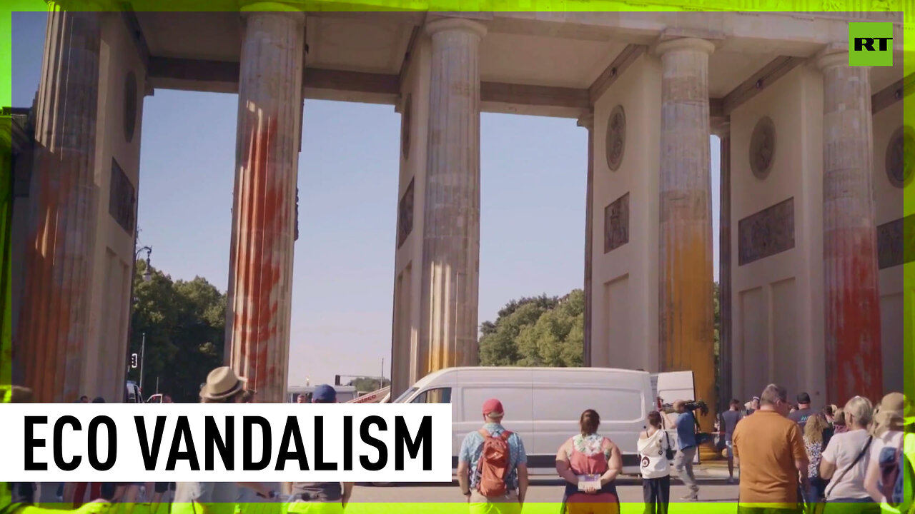 Climate activists attack iconic Berlin landmark