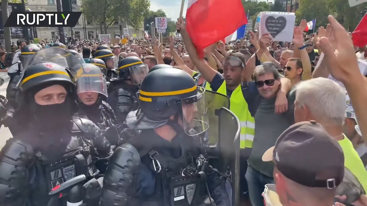 Anti-health pass demonstrators and police scuffle in Paris during 8th weekend of protests