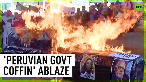 Anti-govt protesters burn tires & barricade roads in Arequipa