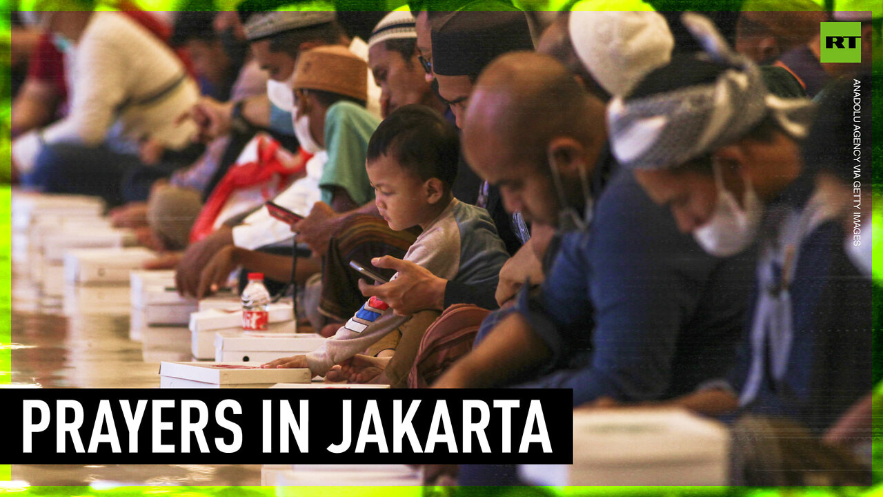 Thousands of worshippers hold prayers in Jakarta as Ramadan begins