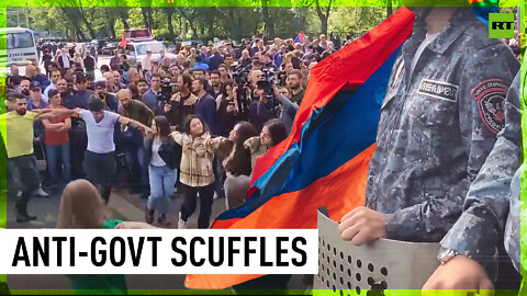 Anti-govt Armenian protesters scuffle with police