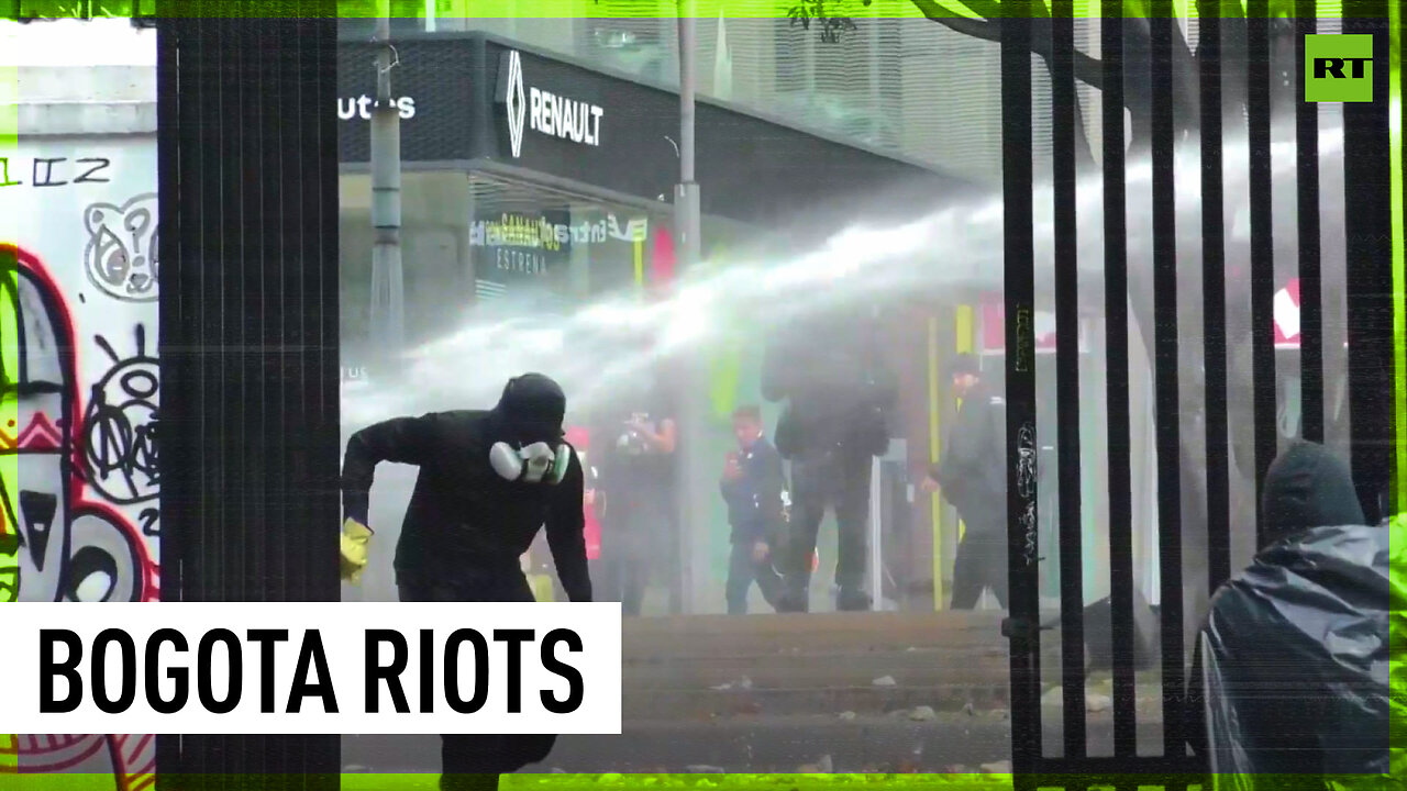 Molotov cocktails vs water cannon: Protesters clash with cops in Colombia