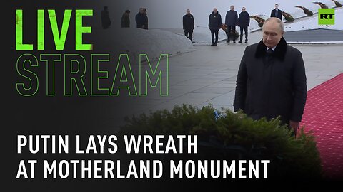 Putin lays wreath at Motherland monument