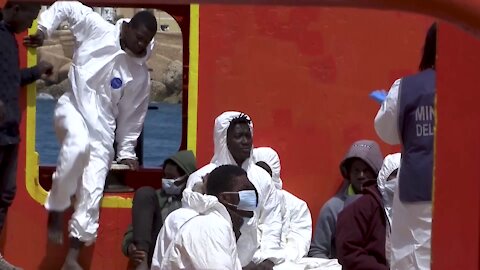 The island of Lampedusa overwhelmed by migrants, EU has no solution