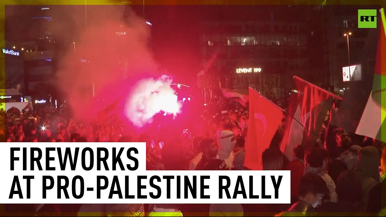 Pro-Palestinian protesters shoot fireworks in Türkiye