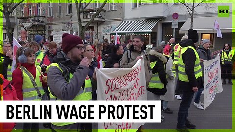 Social workers protest demanding higher wages