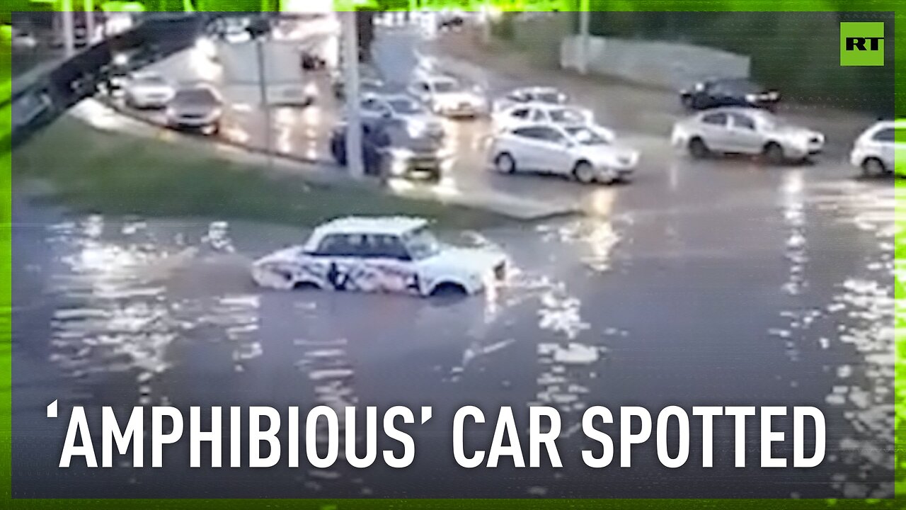 ‘And who said Russian cars are bad?’ | Vehicle makes it out of flood in Ufa