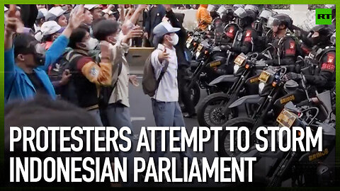 Protesters attempt to storm Indonesian parliament