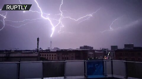 Whoa | Lightning strikes Berlin’s TV Tower