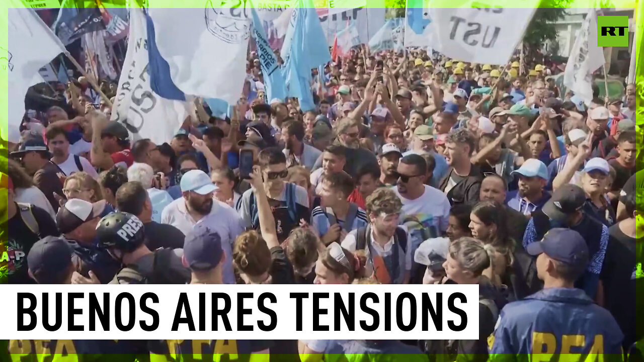 Riot police clash with protesters in Buenos Aires