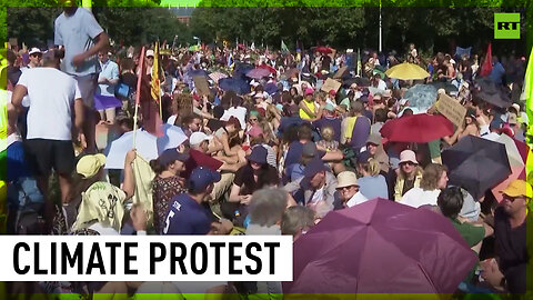 Thousands of climate protesters block highway in The Hague