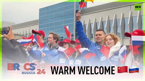 ’Welcome to Russia!’ | Supporters greet Xi Jinping outside his hotel in Kazan