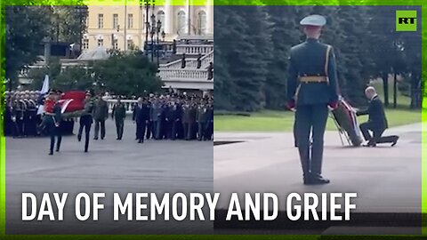 Putin lays a wreath at the Tomb of the Unknown Soldier