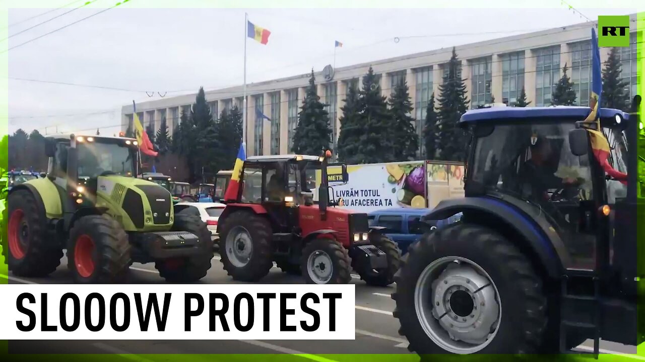 Tractor-driving farmers take over Chisinau streets