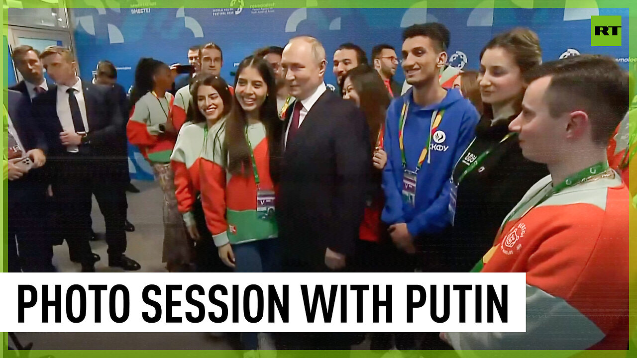 World Youth Festival | Foreign students don't let Putin leave until everyone takes a photo with him