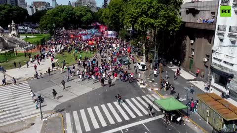 Stones hurled at Argentinian Congress amid IMF agreement talks