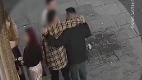 Hugger-muggers | Brazen conmen steal THOUSANDS of pounds worth of phones