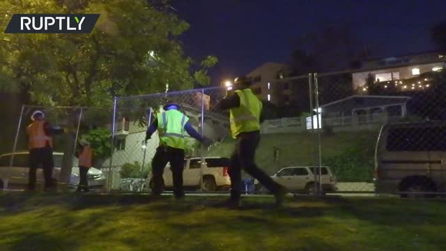 Protesters v police standoff amid crackdown on LA homeless encampment