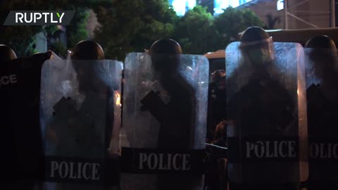 Hundreds of anti-govt protesters clash with police in Bangkok