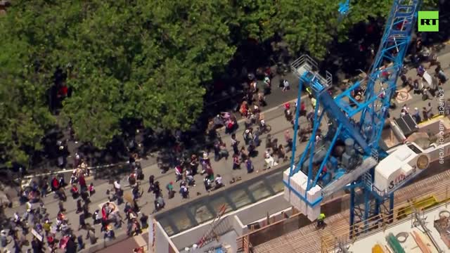 Aussies hit Melbourne streets to protest COVID vaccination mandate